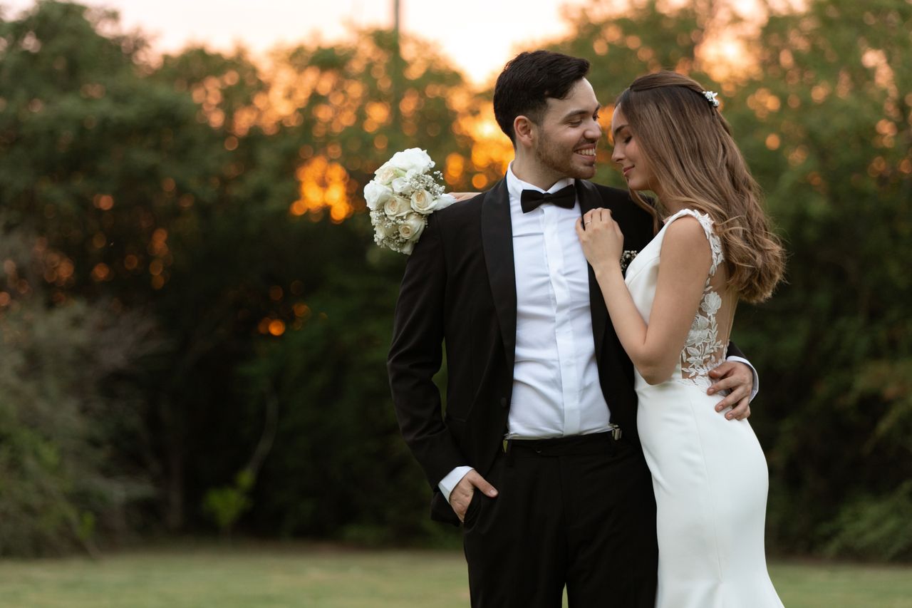 Crafting Captivating Headlines: Your awesome post title goes here Lovely bride and groom embracing outdoors at sunset in Córdoba, Argentina, embracing romance.
